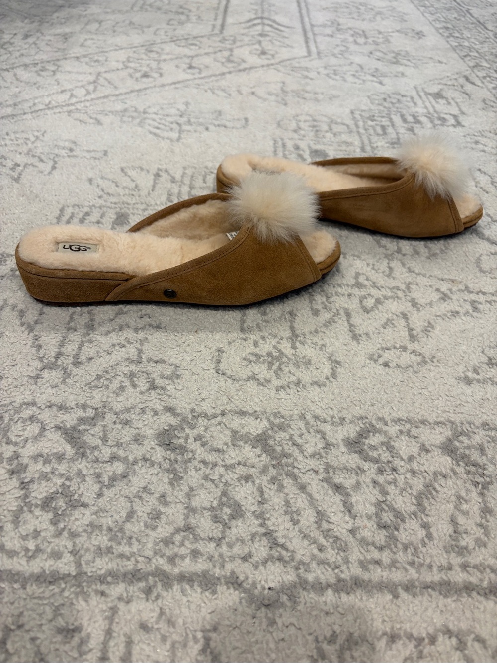 Like-New Ugg Yvett Pom Pom slipper, size 9 - Picture 4 of 4